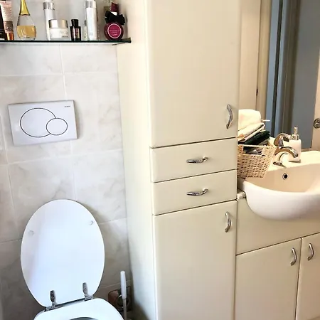 Cozy And Deluxe Minutes From Downtown