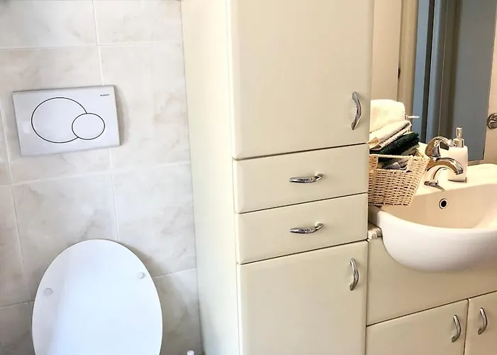 Cozy And Deluxe Minutes From Downtown