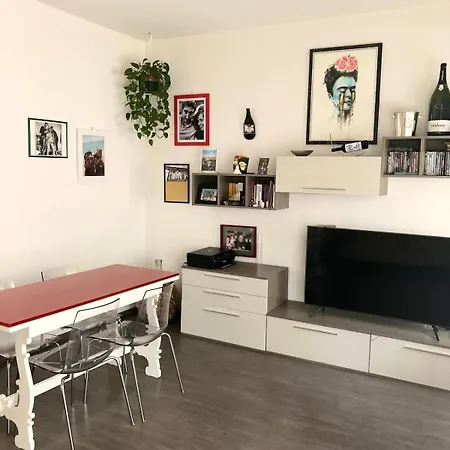 Cozy And Deluxe Minutes From Downtown